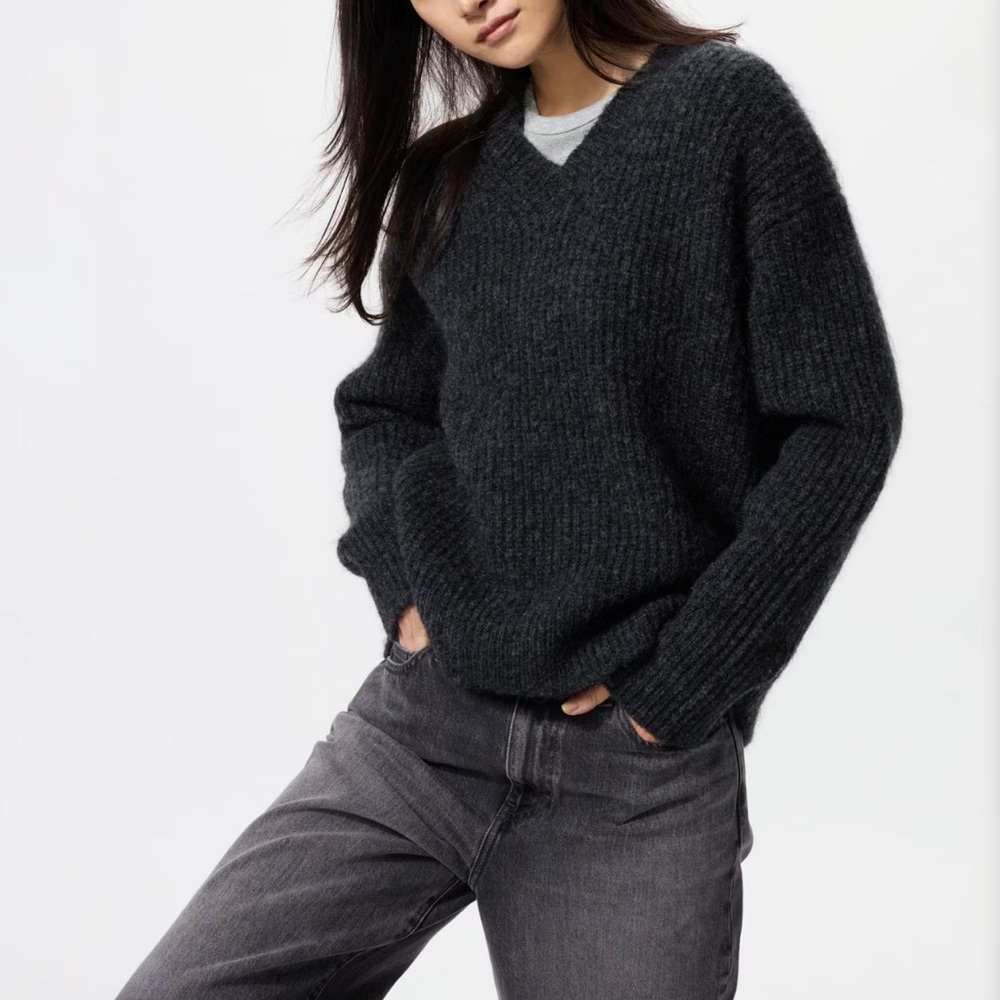 Uniqlo Women's Fluffy V-Neck Sweater